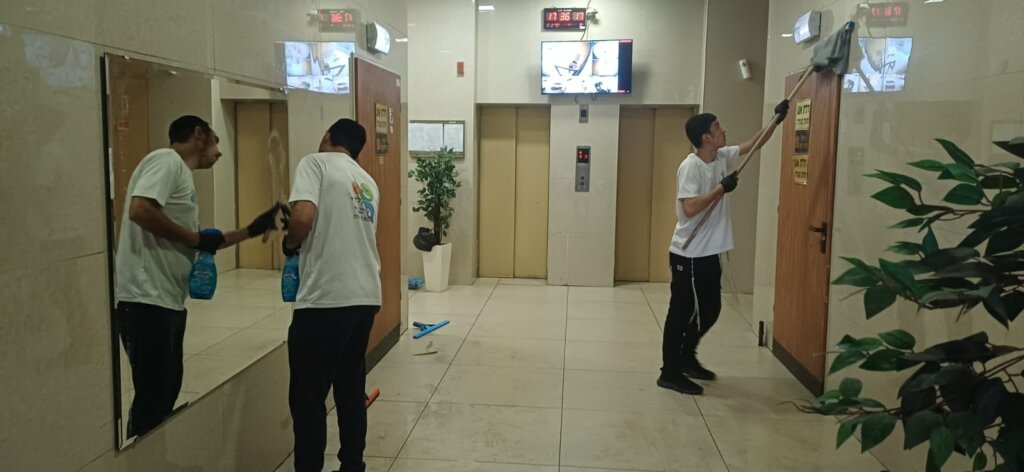 עובדי קלין פלוס מנקים בניין מגורים