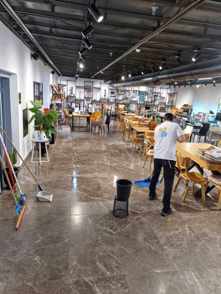 צוות ניקיון משרדים בחולון בפעולה