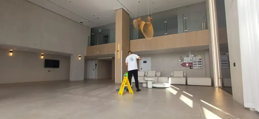 ניקיון בניינים בחולון עם עובד של קלין פלוס