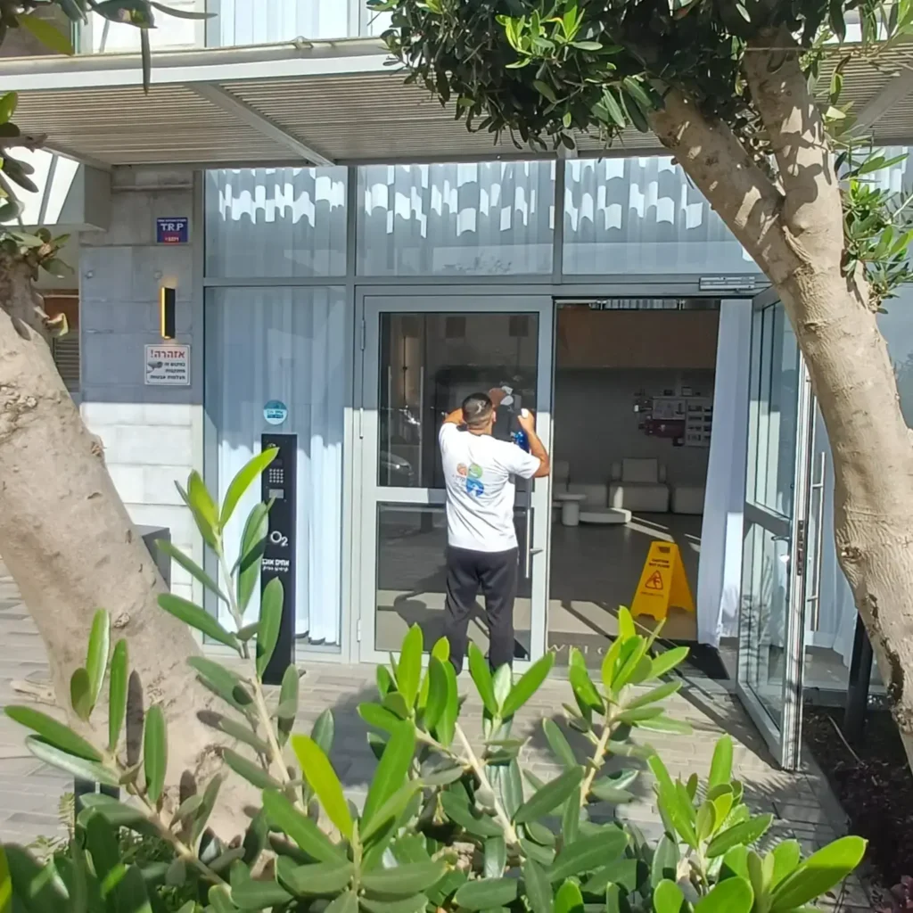 עובד ניקיון של חברת קלין פלוס מנקה בניין מגורים